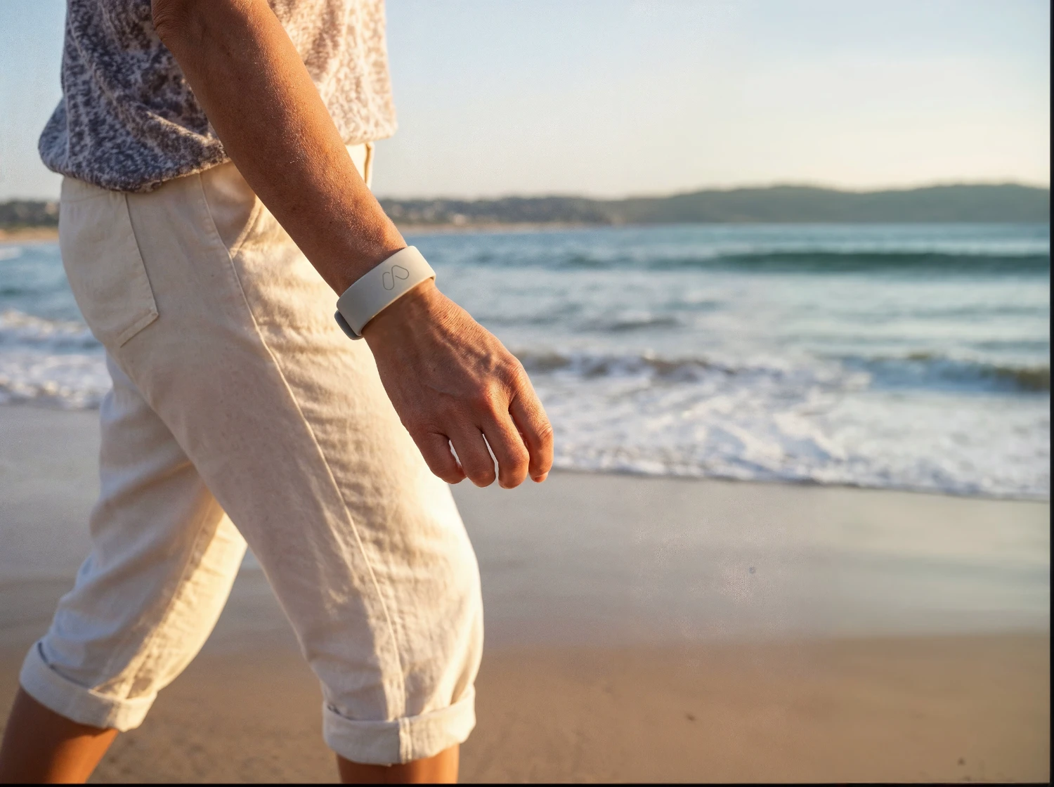 Wizmi-close-up-side-on-woman-arm-beach-p__77561-2